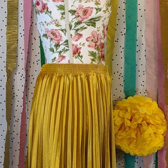 Elegant Gold Pleated Skirt - Picture 7 of 11